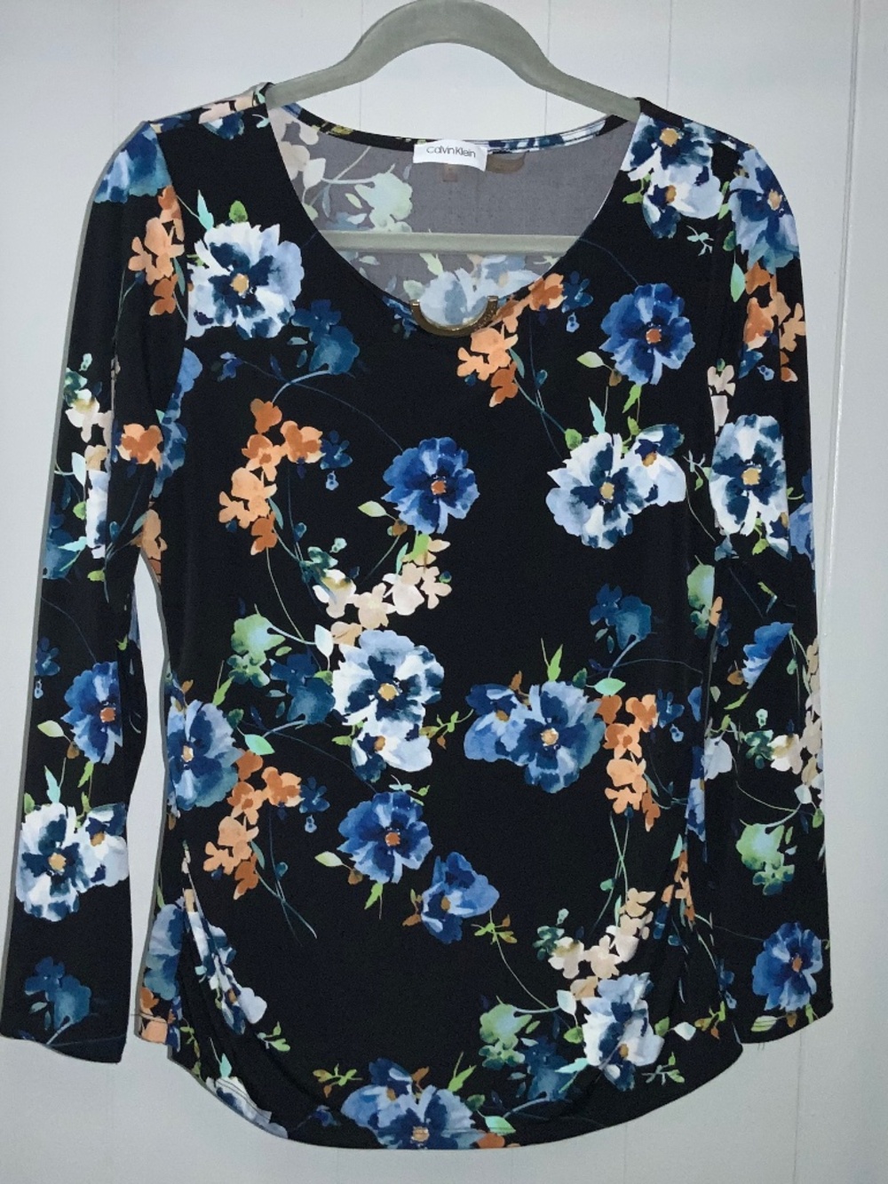 Calvin Klein long sleeve blue orange floral blouse Sz M gold tone neckline detai